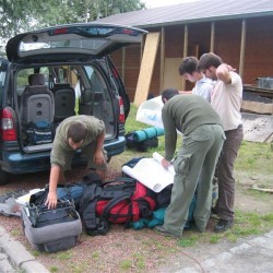 Voorkamp - De auto van Coati word ook volgepropt - Scouts en Gidsen Zaventem 